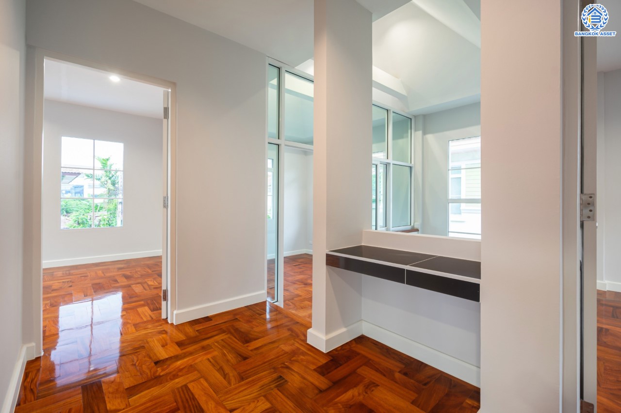 บ้านมือสองตกแต่งใหม่ ม.นันทวัน พระราม5 ตกแต่งหรูหรา หลังใหญ่กว่า 64 ตร.ว. ฟังก์ชันจัดเต็ม 3 ห้องนอน 3 ห้องน้ำ 1 ห้องอเนกประสงค์ จอดรถได้ 2 คัน พร้อม Living Room รองรับทุกความสุข ทำเลเดินทางสะดวก ใกล้ทางด่วน "กาญจนาภิเษก" และรถไฟฟ้าสายสีม่วง "สถานีบางรักใหญ่"